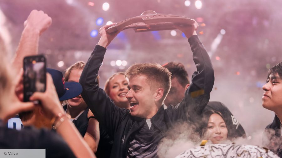 N0tail holding the Aegis above his head at Dota 2 TI9