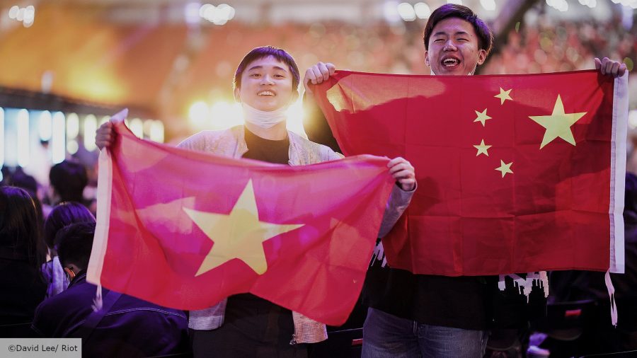 A Chinese and a Vietnamese LoL fan at Worlds 2020