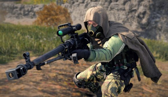 A Warzone operator dressed in green camouflage, a grey hooded cape, and a gas mask, holds a sniper rifle