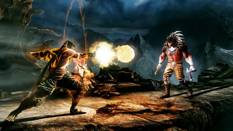 Um lutador de topless dispara uma bola de fogo em direção a um personagem índio nativo com dois machados