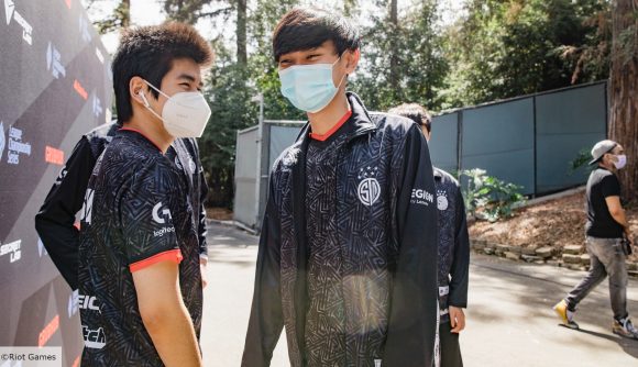 League of Legends players for TSM wearing face masks