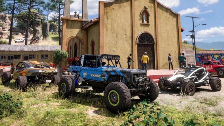 Forza Horizon 5 Barn Finds: Three vehicles can be seen sitting in front of a hall.
