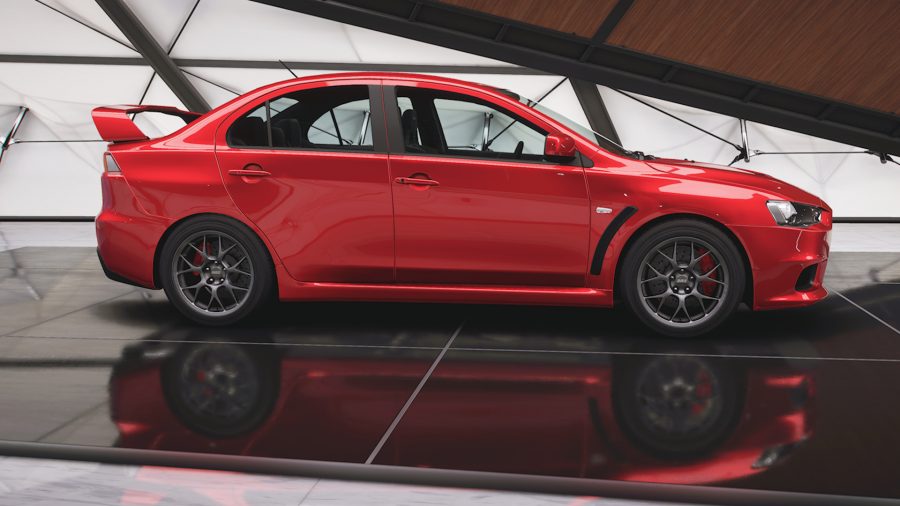 Os 5 melhores carros de rally da Forza Horizon: um Mitsubishi Lancer em vermelho