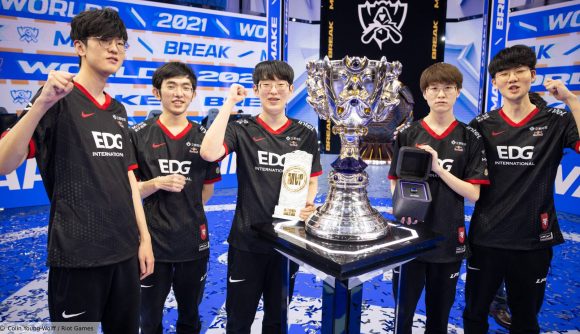 LoL Worlds 2021 champion EDG with the Summoner's Cup