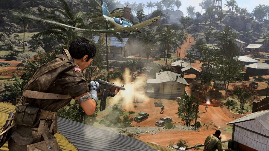 Uma operadora está no telhado de um prédio enquanto atira em jogadores inimigos no novo mapa Warzone, Caldera