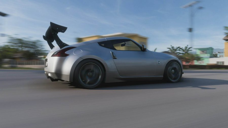Forza Horizon 5 Avienda Speed Trap: The Nissan 270Z 2010 can be seen racing in a small town.