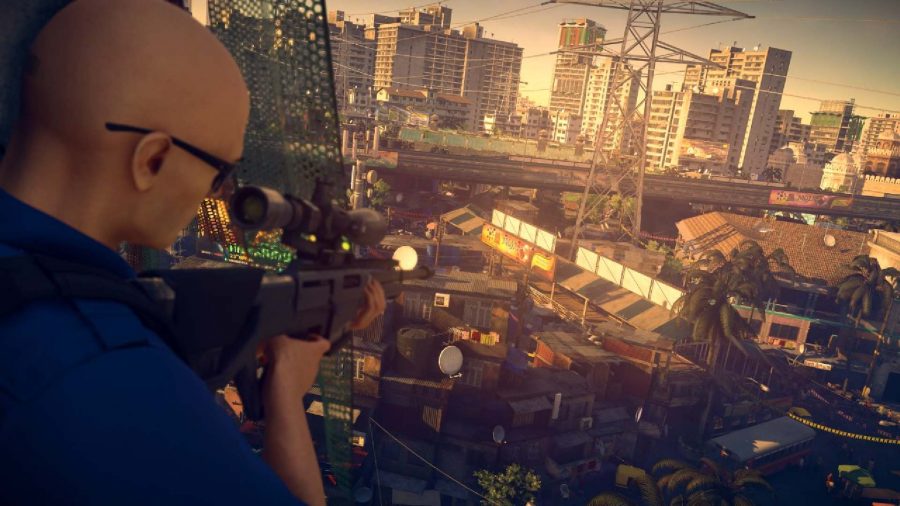 PS Plus Games 2021 Ranking: Agent 47 is aiming a sniper at someone hundreds of meters away in a crowd