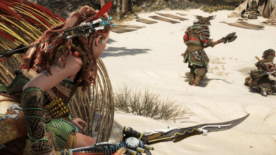 Horizon Forbidden West Best Weapons: Aloy can be seen with her spear out crouching behind some enemies.