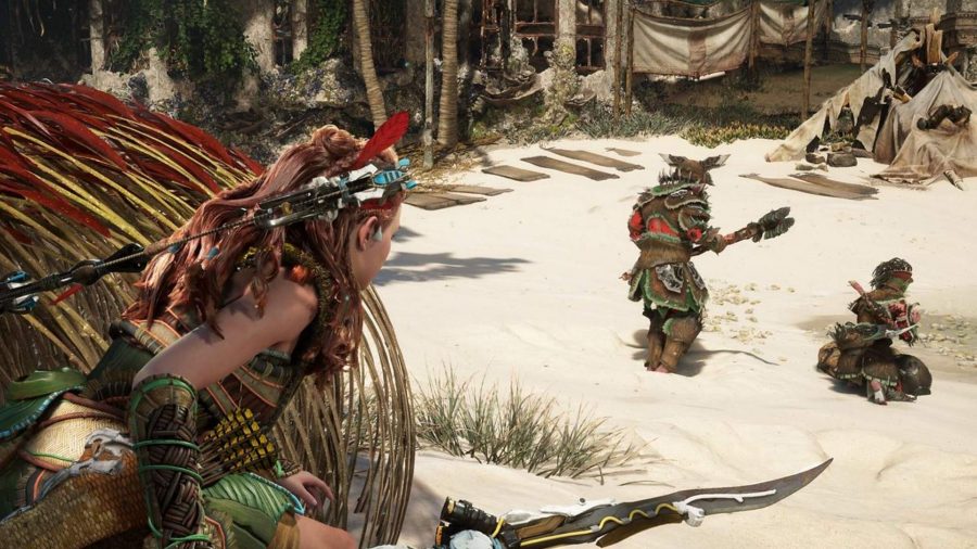 Horizon Forbidden West Mission List: Aloy can be seen crouching in a busy behind some enemies.