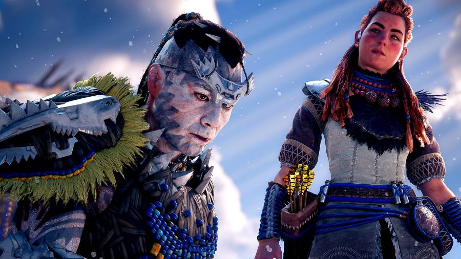 Horizon Forbidden West Review: Aloy looking down at a crouching Kotallo