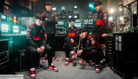 MSI 2022 Rumble Stage fixtures: T1 League of Legends players pose for a team photo