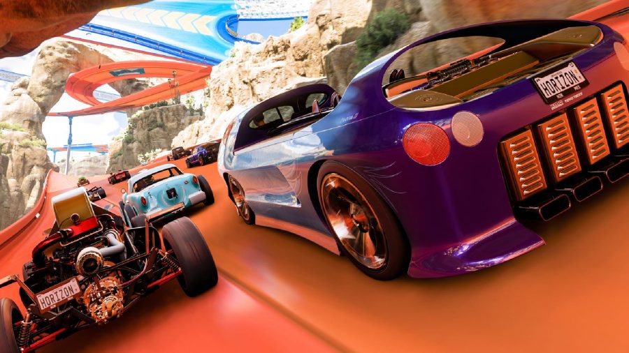 Forza Horizon 5 Hot Wheels Races: Multiple cars can be seen racing on a track